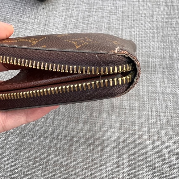 Luis Vuitton zippy wallet. - Picture 4 of 7